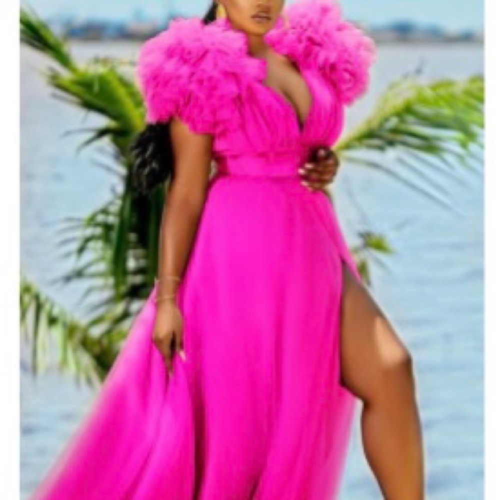 Stunning statement plus size hot pink party dress size 3X. Statement shoulders